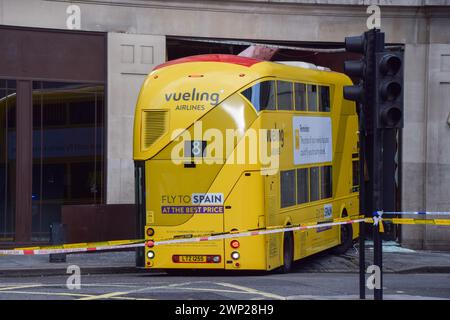 London, England, Großbritannien. März 2024. Rettungsdienste vor Ort, als ein Bus in ein Geschäft in der New Oxford Street stürzt. Laut Polizeibeamten war der Laden leer und niemand wurde schwer verletzt. (Kreditbild: © Vuk Valcic/ZUMA Press Wire) NUR REDAKTIONELLE VERWENDUNG! Nicht für kommerzielle ZWECKE! Quelle: ZUMA Press, Inc./Alamy Live News Stockfoto