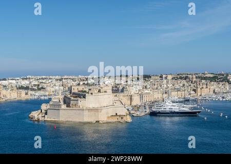Birgu (Vittoriosa), Malta - 1. Juni 2020: Fort Saint Angelo an der Spitze des Birgu zwischen French Creek und Dockyard Creek. Stockfoto