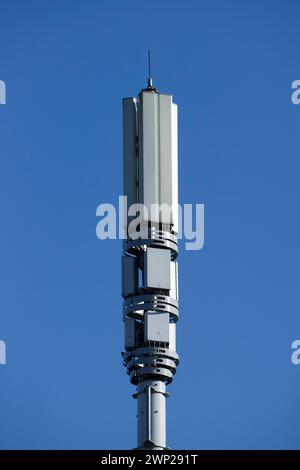 5g Handy-Telekommunikationsturm mit klarem blauen Himmel in whitefield Greater manchester uk Stockfoto