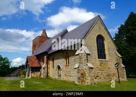 Blick auf die malerische und historische Allerheiligen-Kirche im Dorf Tudeley im Frühsommer, Kent, England Stockfoto