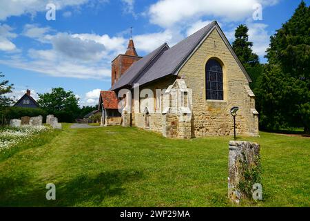 Blick auf die malerische und historische Allerheiligen-Kirche im Dorf Tudeley im Frühsommer, Kent, England Stockfoto