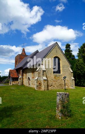 Blick auf die malerische und historische Allerheiligen-Kirche im Dorf Tudeley im Frühsommer, Kent, England Stockfoto