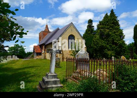 Blick auf die malerische und historische Allerheiligen-Kirche im Dorf Tudeley im Frühsommer, Kent, England Stockfoto