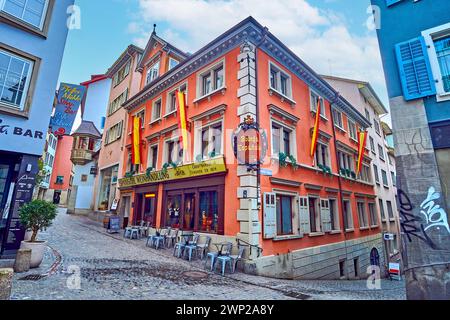 ZÜRICH, SCHWEIZ - 3. APRIL 2022: Atemberaubendes spanisches Restaurant Bodega Espanola in der Münstergasse, am 3. April in Zürich, Schweiz Stockfoto