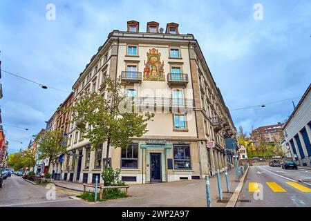 ZÜRICH, SCHWEIZ - 3. APRIL 2022: Malerisches Gebäude mit Wandgemälde an der Kreuzung Muhlegasse und Zahringerstraße, am 3. April in Zürich, SWI Stockfoto