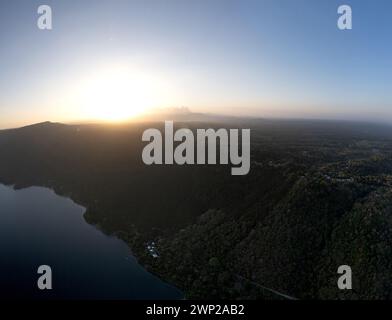 Touristische Unterscheidung in Nicaragua Landschaft Drohnenblick mit Lagune Kopierraum Stockfoto
