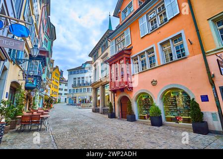 ZÜRICH, SCHWEIZ - 3. APRIL 2022: Schöne Einkaufsstraße Augustinergasse, am 3. April in Zürich, Schweiz Stockfoto