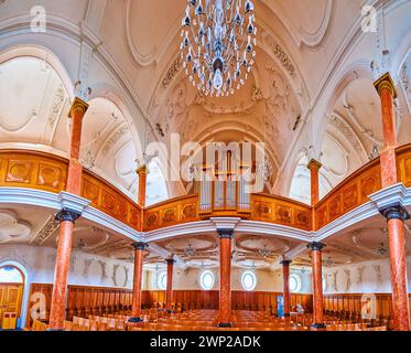 ZÜRICH, SCHWEIZ - 3. APRIL 2022: Großes Panorama des Gebetssaals von St. Peter Church, am 3. April in Zürich, Schweiz Stockfoto