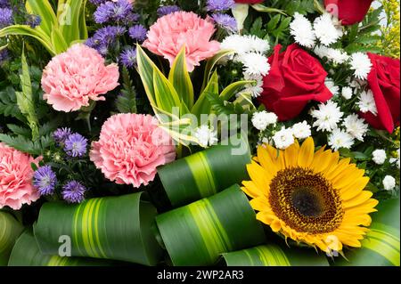 Mischung aus verschiedenen bunten Blumen Hintergrund Nahansicht Stockfoto