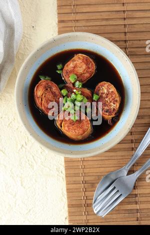 Top View Chicken Go Hyong oder Ngohyong Ayam mit süßer und würziger Sauce Stockfoto