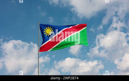 Flagge Namibia. Flagge Namibia vor bewölktem Himmel. Land, Nation, union, Banner, Regierung, namibische Kultur, Politik. 3D-Abbildung Country FLAG namibia Stockfoto