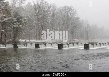 Der South Holston River und Osceola Island während eines Schneereignisses in Bristol, Tennessee. Stockfoto