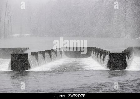 Der South Holston River und Osceola Island während eines Schneereignisses in Bristol, Tennessee. Stockfoto