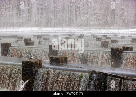 Der South Holston River und Osceola Island während eines Schneereignisses in Bristol, Tennessee. Stockfoto