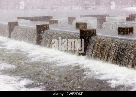 Der South Holston River und Osceola Island während eines Schneereignisses in Bristol, Tennessee. Stockfoto