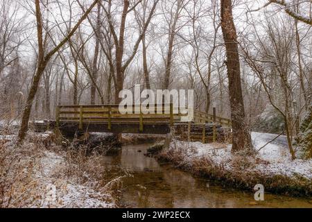 Blick auf die Winterlandschaft am Watauga River im Sycamore Shoals State Historic Park in Elizabethton, Tennessee, USA Stockfoto