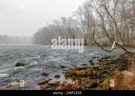 Blick auf die Winterlandschaft am Watauga River im Sycamore Shoals State Historic Park in Elizabethton, Tennessee, USA Stockfoto