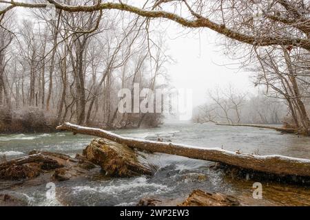 Blick auf die Winterlandschaft am Watauga River im Sycamore Shoals State Historic Park in Elizabethton, Tennessee, USA Stockfoto