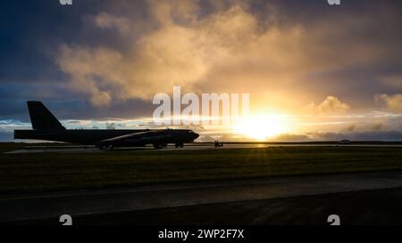 Eine B-52H Stratofortress der U.S. Air Force, die der 23. Expeditionary Bomb Squadron zugeordnet ist, sitzt bei Sonnenaufgang auf der Andersen Air Force Base, Guam Stockfoto