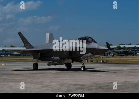 Eine F-35 Lightning II der US Air Force, die der Eielson Air Force Base in Alaska zugewiesen ist, parkt auf der Royal Brunei Air Force Base Rimba in Brunei. Stockfoto