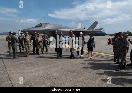 Community Event stellt F-35 Lighting II in Bruneiat Royal Brunei Air Force Base Rimba, Brunei, 1. März 2024 vor Stockfoto