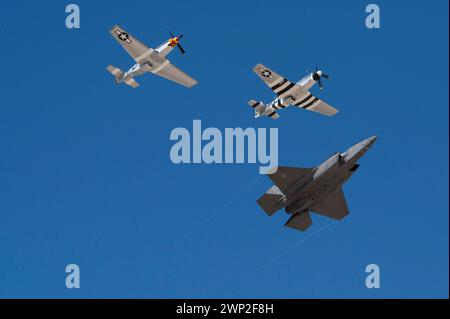 Ein F-35A Lightning II fliegt an der Seite von zwei P-51 Mustang Flugzeugen während des Heritage Flight Training Courses auf der Davis-Monthan Air Force Base Stockfoto