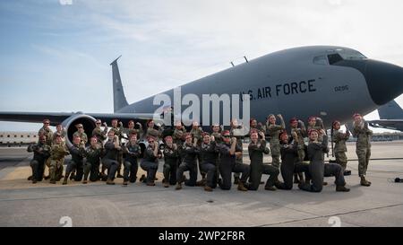 Flieger, die dem 6th Air Taneling Wing zugeordnet sind, posieren für ein Gruppenfoto auf der Fluglinie auf der MacDill Air Force Base, Florida, 1. März 2024. Stockfoto