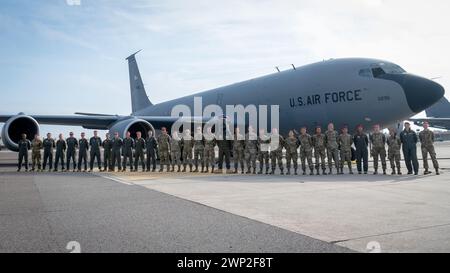 Flieger, die dem 6th Air Taneling Wing zugeordnet sind, posieren für ein Gruppenfoto auf der Fluglinie auf der MacDill Air Force Base, Florida, 1. März 2024 Stockfoto