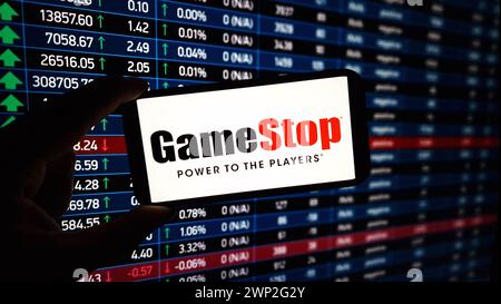 Konskie, Polen - 03. März 2024: Das Firmenlogo GameStop wird auf dem Mobiltelefon angezeigt Stockfoto