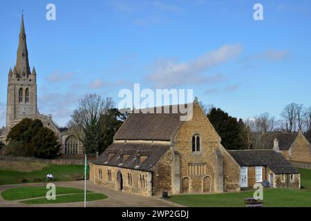 Das Schloss in Oakham in Rutland. Es beherbergt eine Sammlung von Hufeisen, die in den letzten Jahrhunderten von Adligen gespendet wurden. Stockfoto