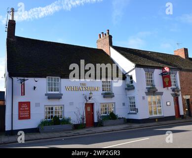 The Wheatsheaf, ein traditioneller englischer Pub der Everards-Brauerei in der Stadt Oakham im Rutland County Stockfoto