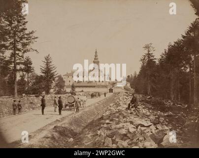 Eine Fotografie des Bernardinenklosters bei Kielce um 1890, die polnische sakrale Architektur im Świętokrzyska-Wald zeigt, aus Leopold Méyet's Sammlung, Provenienz dokumentiert. Stockfoto