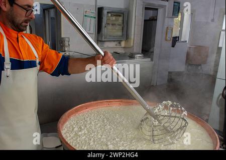 20. Dezember 2023 - Italien, Sassari, Sardinien, Gavino und Giuliano Pulinas Käsereien aus Osilo produzieren typisch sardischen Pecorino-Käse Stockfoto