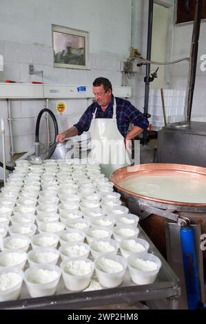 20. Dezember 2023 - Italien, Sassari, Sardinien, Gavino und Giuliano Pulinas Käsereien aus Osilo produzieren typisch sardischen Pecorino-Käse Stockfoto