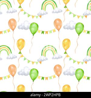 Nahtloses Muster mit Ballons, Girlande und Regenbogen mit Wolken. Illustration mit Aquarell und Marker. Handgezeichneter isolierter Hintergrund. Für Gewebe Stockfoto