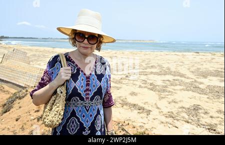 Abidjan, Elfenbeinküste. März 2024. Königin Mathilde von Belgien, fotografiert während eines königlichen Besuchs in Grand-Lahou und seinem Friedhof, während eines königlichen Arbeitsbesuchs in der Elfenbeinküste, Dienstag, den 05. März 2024. Die Königin trifft sich mit den lokalen Fischergemeinden, die vom steigenden Meeresspiegel bedroht sind. Die Königin besucht Elfenbeinküste in ihrer Eigenschaft als Botschafterin für die Nachhaltigkeitsziele der Vereinten Nationen (UN). Quelle: Belga News Agency/Alamy Live News Stockfoto