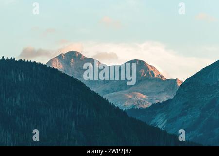 Der Triglav-Gipfel, der höchste Punkt der slowenischen Julischen Alpen, vom Bohinj-Tal aus gesehen Stockfoto