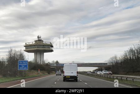 Das ehemalige Pennine Tower Restaurant auf der Nordseite der Forton Services (heute bekannt als Lancaster Services) an der M6 in Nordengland. Stockfoto