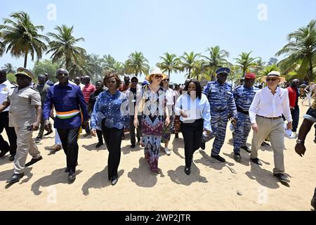 Abidjan, Elfenbeinküste. März 2024. Königin Mathilde von Belgien, fotografiert während eines königlichen Besuchs in Grand-Lahou und seinem Friedhof, während eines königlichen Arbeitsbesuchs in der Elfenbeinküste, Dienstag, den 05. März 2024. Die Königin trifft sich mit den lokalen Fischergemeinden, die vom steigenden Meeresspiegel bedroht sind. Die Königin besucht Elfenbeinküste in ihrer Eigenschaft als Botschafterin für die Nachhaltigkeitsziele der Vereinten Nationen (UN). Quelle: Belga News Agency/Alamy Live News Stockfoto