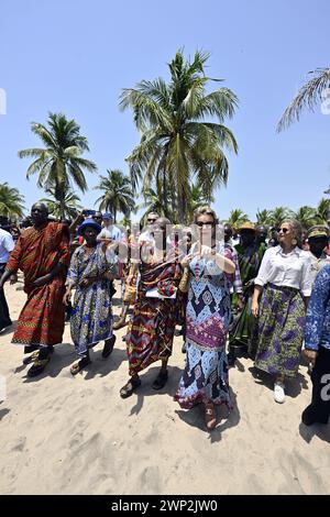 Abidjan, Elfenbeinküste. März 2024. Königin Mathilde von Belgien, fotografiert während eines königlichen Besuchs in Grand-Lahou und seinem Friedhof, während eines königlichen Arbeitsbesuchs in der Elfenbeinküste, Dienstag, den 05. März 2024. Die Königin trifft sich mit den lokalen Fischergemeinden, die vom steigenden Meeresspiegel bedroht sind. Die Königin besucht Elfenbeinküste in ihrer Eigenschaft als Botschafterin für die Nachhaltigkeitsziele der Vereinten Nationen (UN). Quelle: Belga News Agency/Alamy Live News Stockfoto