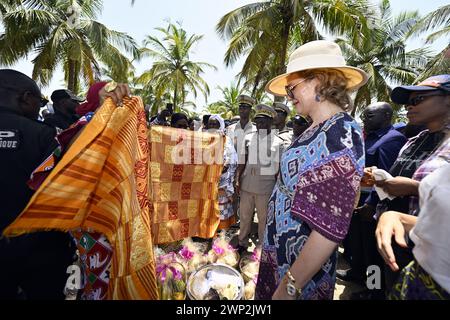 Abidjan, Elfenbeinküste. März 2024. Königin Mathilde von Belgien, fotografiert während eines königlichen Besuchs in Grand-Lahou und seinem Friedhof, während eines königlichen Arbeitsbesuchs in der Elfenbeinküste, Dienstag, den 05. März 2024. Die Königin trifft sich mit den lokalen Fischergemeinden, die vom steigenden Meeresspiegel bedroht sind. Die Königin besucht Elfenbeinküste in ihrer Eigenschaft als Botschafterin für die Nachhaltigkeitsziele der Vereinten Nationen (UN). Quelle: Belga News Agency/Alamy Live News Stockfoto