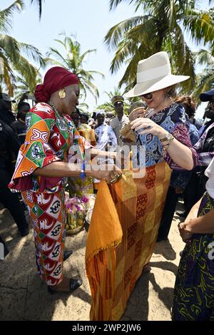 Abidjan, Elfenbeinküste. März 2024. Königin Mathilde von Belgien, fotografiert während eines königlichen Besuchs in Grand-Lahou und seinem Friedhof, während eines königlichen Arbeitsbesuchs in der Elfenbeinküste, Dienstag, den 05. März 2024. Die Königin trifft sich mit den lokalen Fischergemeinden, die vom steigenden Meeresspiegel bedroht sind. Die Königin besucht Elfenbeinküste in ihrer Eigenschaft als Botschafterin für die Nachhaltigkeitsziele der Vereinten Nationen (UN). Quelle: Belga News Agency/Alamy Live News Stockfoto