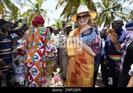 Abidjan, Elfenbeinküste. März 2024. Königin Mathilde von Belgien, fotografiert während eines königlichen Besuchs in Grand-Lahou und seinem Friedhof, während eines königlichen Arbeitsbesuchs in der Elfenbeinküste, Dienstag, den 05. März 2024. Die Königin trifft sich mit den lokalen Fischergemeinden, die vom steigenden Meeresspiegel bedroht sind. Die Königin besucht Elfenbeinküste in ihrer Eigenschaft als Botschafterin für die Nachhaltigkeitsziele der Vereinten Nationen (UN). Quelle: Belga News Agency/Alamy Live News Stockfoto