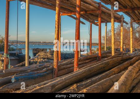 Fischernetze bei Sonnenuntergang auf dem Etang de l'Arnel in Villeneuve-lès-Maguelone in der Nähe von La Camargue, Südfrankreich. Stockfoto