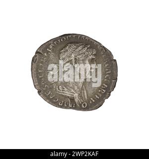 Römischer Denar, ausgestellt unter Kaiser Trajan (112–117 n. Chr.), zeigt Genies mit Köpfen, Tellern und Lorbeerkränzen. Stockfoto