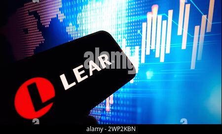 Konskie, Polen – 03. März 2024: Logo der Lear Corporation auf dem Mobiltelefon Stockfoto