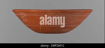 Diese Schüssel aus dem 3. Bis 5. Jahrhundert n. Chr. ist ein Keramikgefäß, das für Lebensmittel oder Flüssigkeiten verwendet wird und frühe poströmische Töpferstile veranschaulicht. Stockfoto