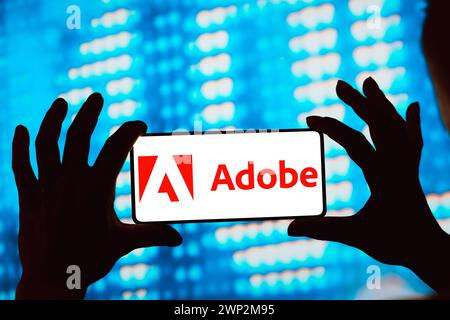 In dieser Fotoabbildung wird das Adobe Inc.-Logo auf einem Smartphone-Bildschirm angezeigt. Stockfoto