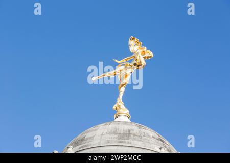 Großbritannien, London, vergoldete Statue von Ariel der Geist der Luft auf einer Kuppel über der Bank of England. Stockfoto