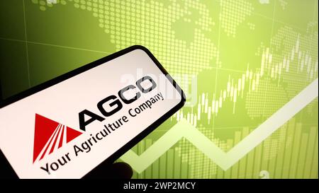 Konskie, Polen - 03. März 2024: Das AGCO-Firmenlogo wird auf dem Mobiltelefon angezeigt Stockfoto